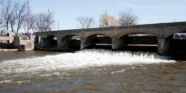 Michigan judge dismisses neglect charges against former Flint official relating to city's water crisis 2 Flint River