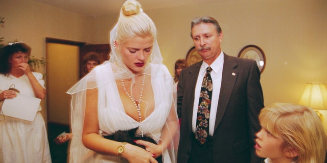 Servei commemoratiu d'Anna Nicole Smith per al marit