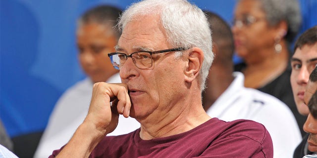 Phil Jackson mira baloncesto de la liga de verano