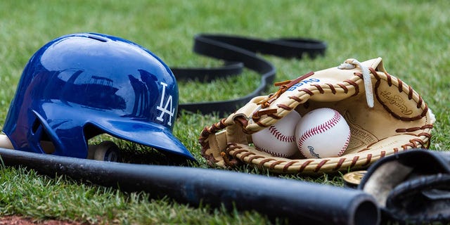 Casco de los Dodgers en el campo antes de un partido en 2015