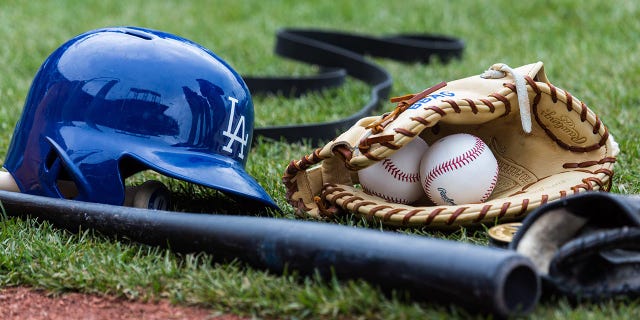 Casco de los Dodgers en el campo antes de un partido en 2015