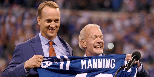 Peyton Manning junto al dueño de los Colts, Jim Irsay, durante la ceremonia de retiro de su camiseta