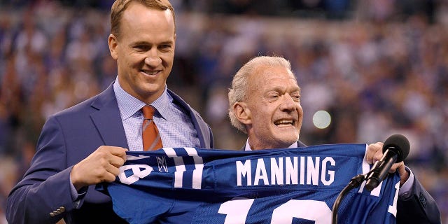 Peyton Manning junto al dueño de los Colts, Jim Irsay, durante la ceremonia de retiro de su camiseta