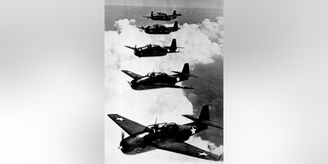 1943 black/white Navy squadron flying photo
