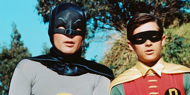 Adam West y Burt Ward disfrazados de Batman y Robin