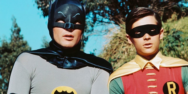 Adam West y Burt Ward disfrazados de Batman y Robin