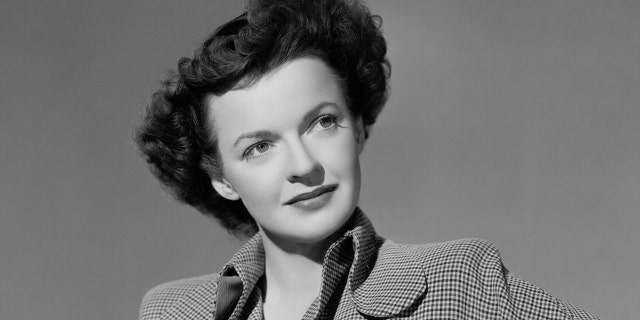 La métamorphose hollywoodienne "étrange" de Roy Rogers a laissé les fans occidentaux stupéfaits, selon sa petite-fille 6 Un gros plan de Dale Evans aux cheveux noirs
