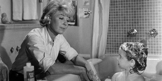 Doris Day giving a toddler Kym Karath a bath