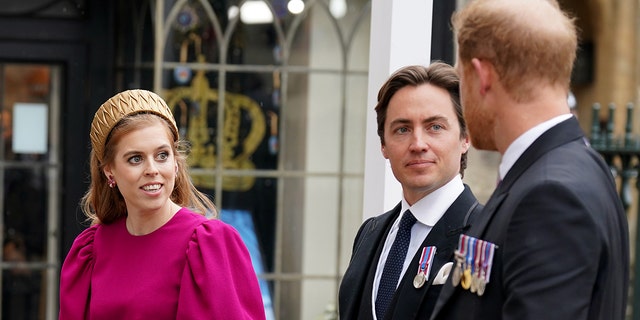 Prinz Harry unterhält sich mit Prinzessin Beatrice in einem leuchtend rosa Kleid