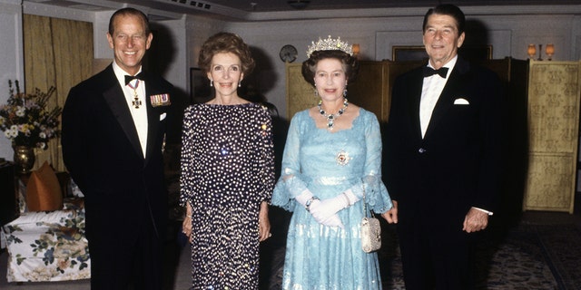 El príncipe Felipe, Nancy Reagan, la reina Isabel y Ronald Reagan posan juntos en un banquete