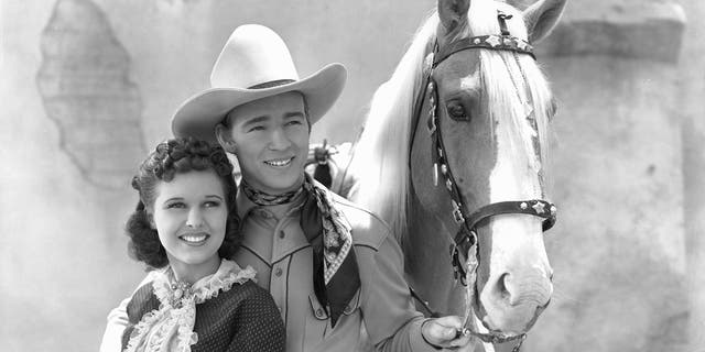 Mary Hart standing with Roy Rogers next to a horse