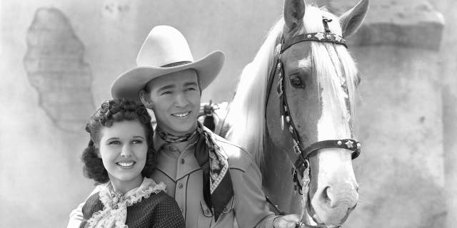 Mary Hart standing with Roy Rogers next to a horse