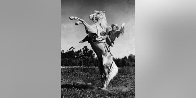 La métamorphose hollywoodienne "étrange" de Roy Rogers a laissé les fans occidentaux stupéfaits, selon sa petite-fille 8 Roy Rogers chevauchant la gâchette