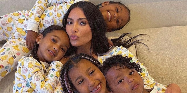 Kim Kardashian suubub koos oma nelja lapsega: North, Saint, Chicago ja Psalm, kellel kõigil on lihavõttepühadeks sobivad pidžaamad