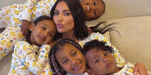 Kim Kardashian suubub koos oma nelja lapsega: North, Saint, Chicago ja Psalm, kellel kõigil on lihavõttepühadeks sobivad pidžaamad