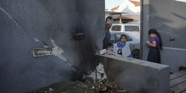 Netanyahu celebra una reunión de seguridad después del lanzamiento de cohetes desde Gaza hacia Israel 6 Un misil cayó sobre un edificio israelí
