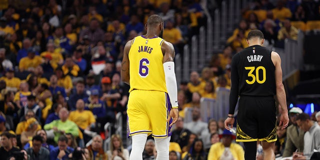 LeBron James junto a Steph Curry en la cancha de baloncesto