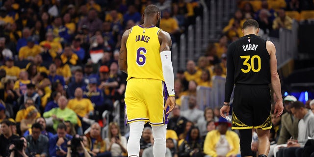 LeBron James junto a Steph Curry en la cancha de baloncesto