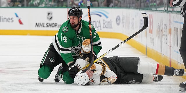 Jamie Benn contrasta a Mark Stone