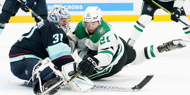 Jason Robertson gets stopped by goaltender