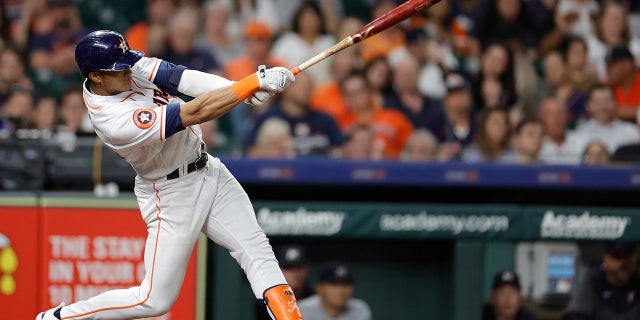Судья MLB столкнулся с критикой после столкновения с Джереми Пенья из Astros 1 Джереми Пенья бьет во время игры