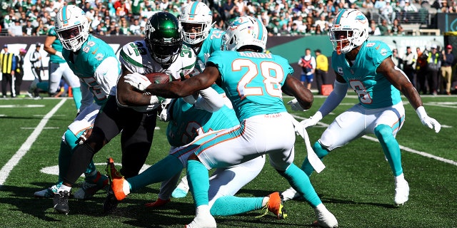 Jets surrounded by the Dolphins players