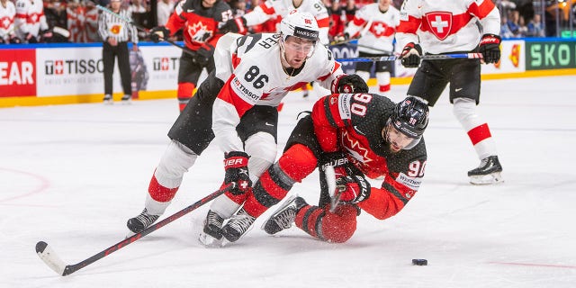 Team Canada's Joe Veleno stomps his opponent's ankle in battle for the puck: 'It's beyond dirty' 3 Joe Veleno fights for the puck