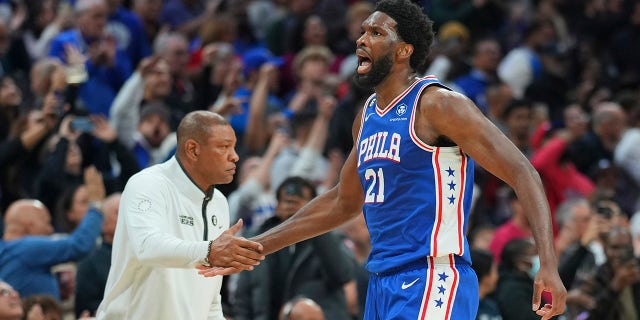 Joel Embiid y Doc Rivers chocan los cinco