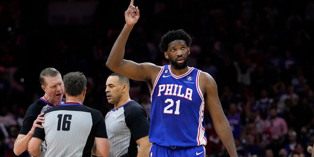 Joel Embiid sancionó una falta