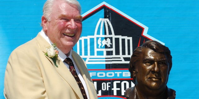 John Madden con un Salón de la Fama del Fútbol Americano Profesional de la NFL