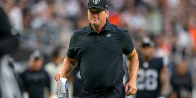 Jon Gruden corre