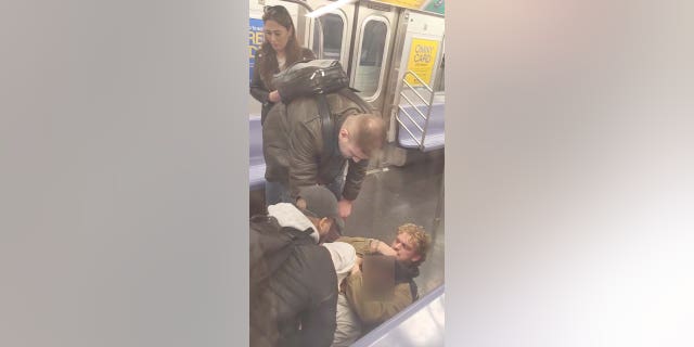 Jordan Neely'nin New York metrosunda boğularak tutulduğunu gösteren görgü tanığı videosundan ekran görüntüsü.