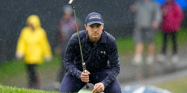 Jordan Spieth bajo la lluvia