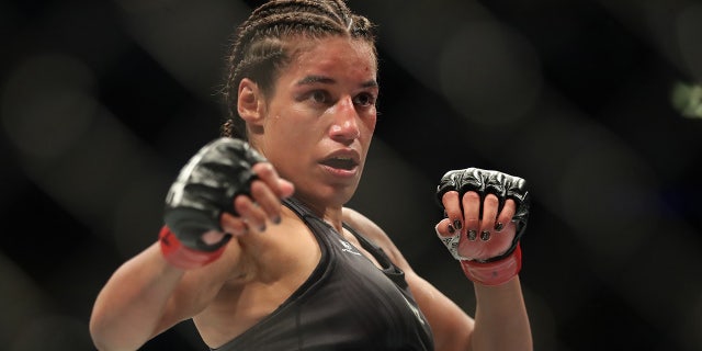 Julianna Peña battles Amanda Nunes