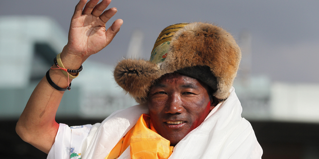 Un guía sherpa nepalí estableció el récord de más escaladas al Monte Everest con 27 4 La escaladora nepalí Kami Rita