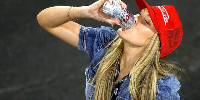 Katelyn Larson bebe una cerveza