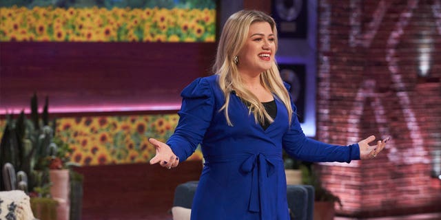 Kelly Clarkson wears blue dress on her talk show