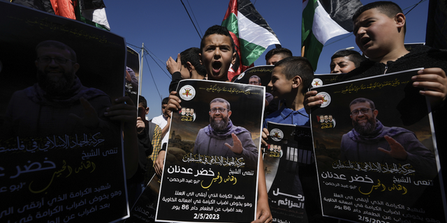 Netanyahu celebra una reunión de seguridad después del lanzamiento de cohetes desde Gaza hacia Israel 5 Una protesta contra la muerte de Khader Adnan