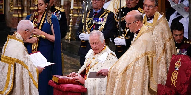 الملك تشارلز الثالث خلال حفل تتويجه في وستمنستر أبي ، لندن.