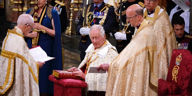 Kral Charles III, Londra'daki Westminster Abbey'deki taç giyme töreni sırasında.