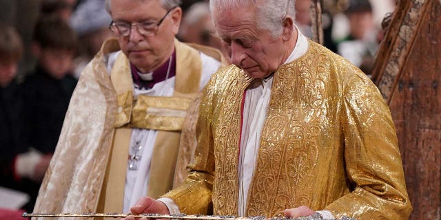 Kral Charles III, Westminster Abbey'deki taç giyme töreni sırasında Devlet Kılıcını tutuyor