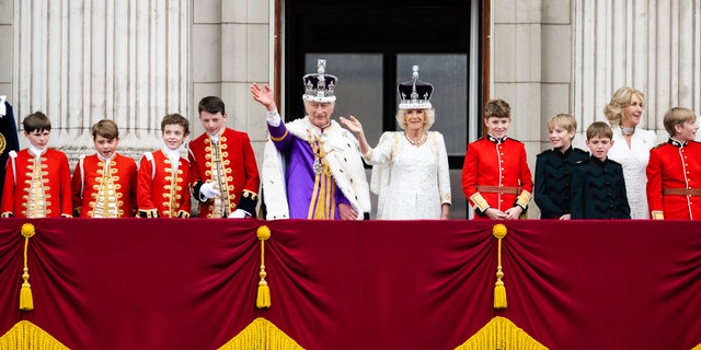 King Charles Camilla and members of royal family on Buckingham Palace balcony