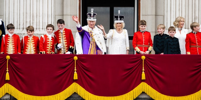 King Charles Camilla and members of royal family on Buckingham Palace balcony