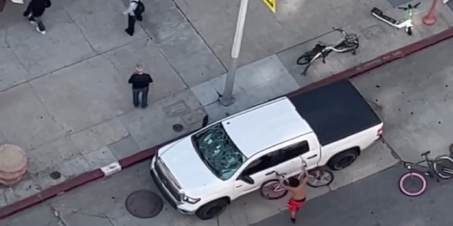 Man smashed bike handlebars into pick-up truck window in Los Angeles