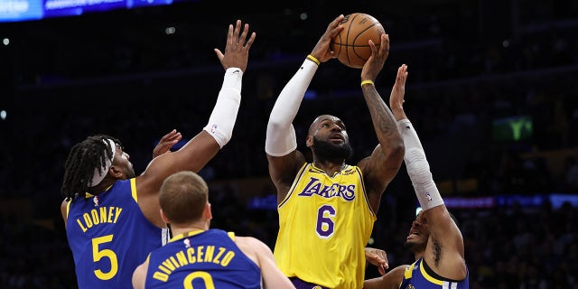 LeBron James dispara una bandeja