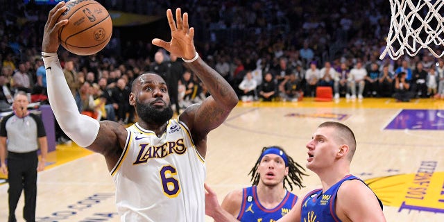 LeBron James conduce a la canasta