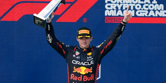 Max Verstappen con el trofeo