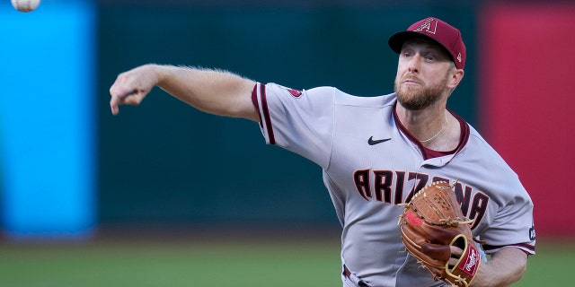 Merrill Kelly throws a pitch