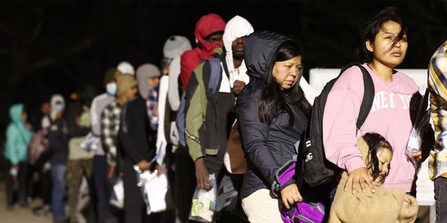 title 42 migrants lined up near border