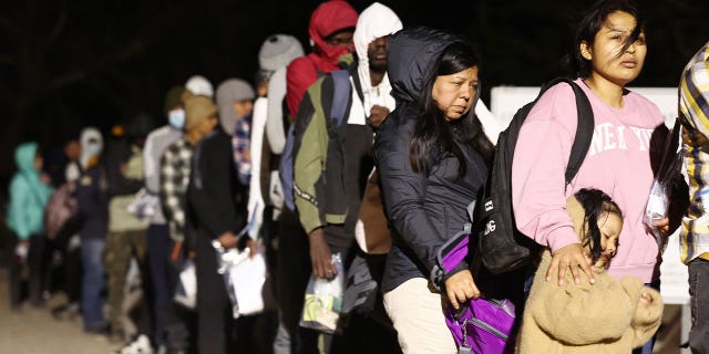 title 42 migrants lined up near border